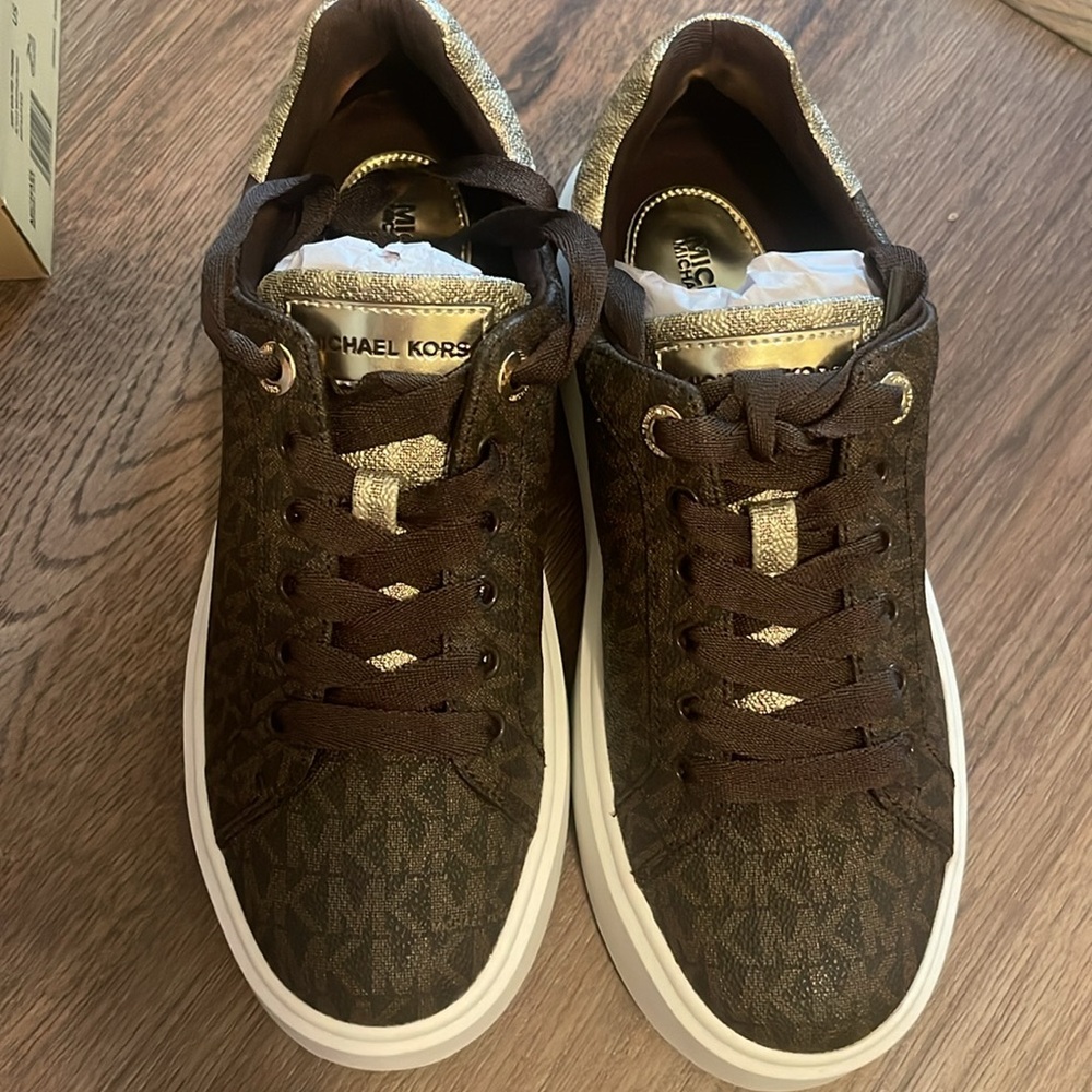 Metallic Two-Tone Signature Logo Platform Sneaker. Size 7 - Picture 2 of 7